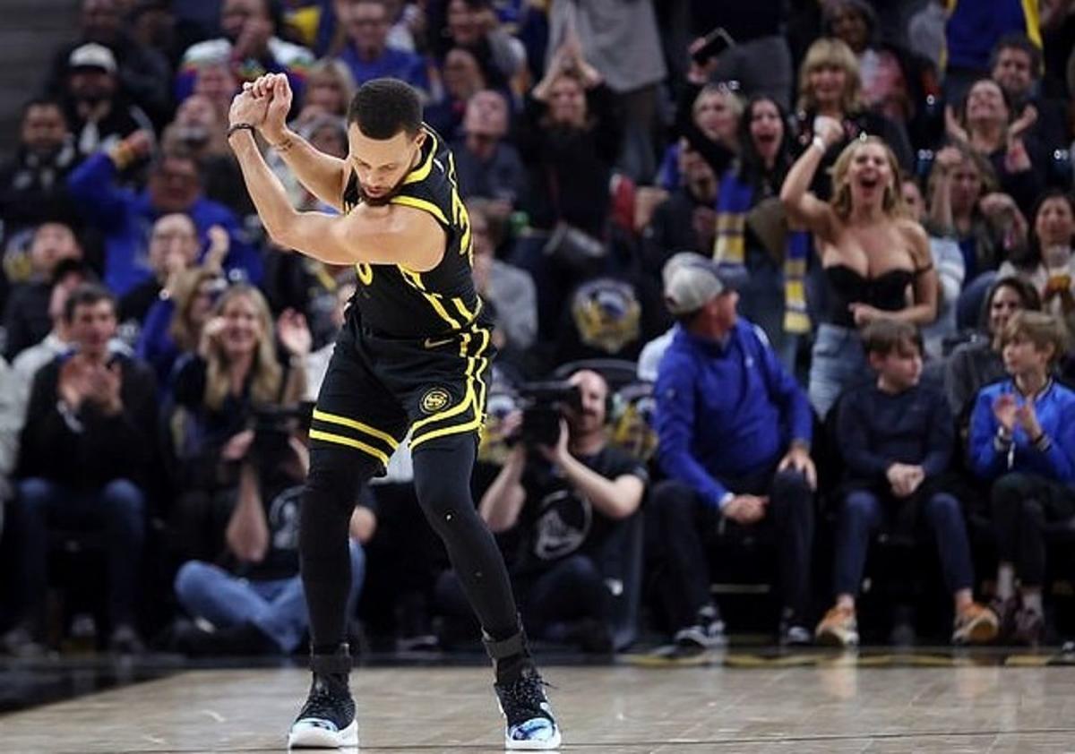 NBA Warriors Victory Photo: Fans Distracted by “Two Giant Bombs” in the Background