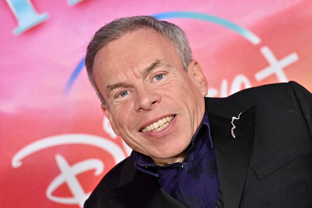 Warwick Davis critica a Disney+ por eliminar la serie de 'Willow' de su catálogo, alegando el cariño de los fans nostálgicos. Sin embargo, se olvida de una cruda realidad que persigue a su clásico de los '80 (Foto de Axelle/Bauer-Griffin/FilmMagic)