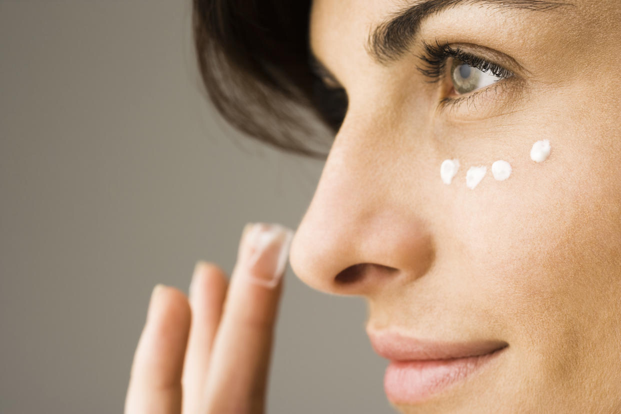 L'anti-cernes est l'indispensable de chaque routine beauté. (Photo : Getty Images)