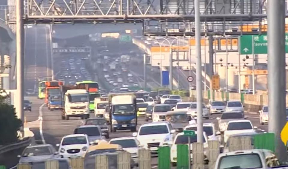 一名網友開車上國道，卻吃上罰單。（示意圖／東森新聞）