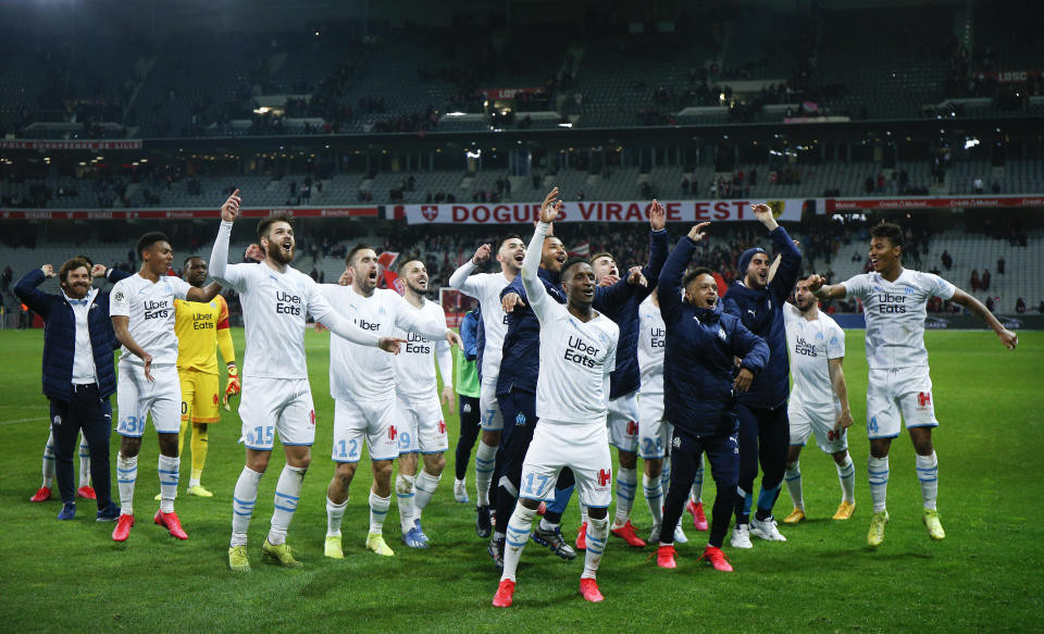 Los jugadores del Marsella tras la victoria 2-1 ante el Lille en la liga francesa, el domingo 16 de febrero de 2020. (AP Foto/Michel Spingler)