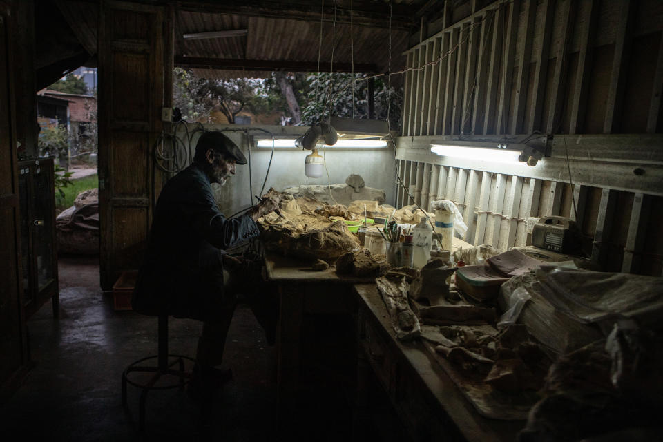 Manuel Uchuya vive en un asentamiento ilegal cerca de los restos arqueológicos en Ocucaje. “No teníamos dónde ir”. (Marco Garro/The New York Times)

