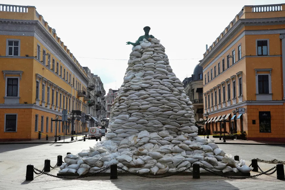 Monument of city founder Duke de Richelieu is seen covered with sand bags for protection in Odessa (Liashonok Nina / Reuters)