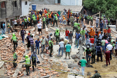 Foto del jueves de socorristas buscando sobrevivientes trs el derrumbe de un edificio en construción en Cartagena, Colombia. Abril 27, 2017. Un edificio en construcción se desplomó el jueves en una zona popular de la ciudad de Cartagena, sobre el Mar Caribe de Colombia, un hecho que dejó al menos cinco obreros muertos y otros 19 heridos, informaron las autoridades locales. REUTERS/Orlando Gonzalez