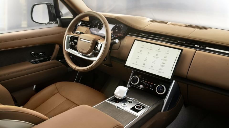 駕駛介面則是可以見到13.7吋全數位儀表，以及13.1吋中央曲面螢幕。(圖片來源/ JLR)