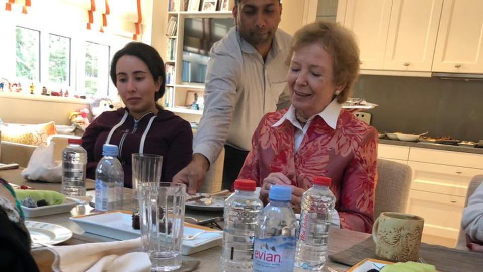 La princesa Latifa fotografiada con Mary Robinson en diciembre de 2018.