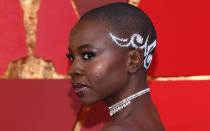 <p>"The Walking Dead"-Star Danai Gurira musste für ihre Rolle als Kämpferin in "Black Panther" Haare lassen: "In der Theorie klang das fantastisch", sagte sie im Interview mit "Hello Giggles", "doch als der Tag kam, sagte ich: 'Echt, heute?'" Als nach und nach auch andere Schauspielerinnen ihre Haare abrasiert bekamen, "wurde der Stolz aber größer und größer", sagte Gurira. (Bild: Kevork Djansezian/Getty Images)</p> 