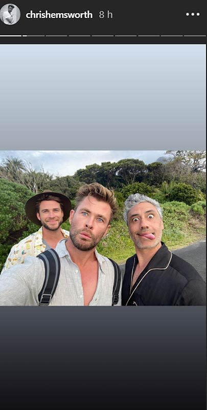 Chris Hemsworth con un amigo y su hermano, Liam