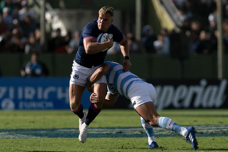 Duhan van der Merwe trata de evitar un tackle durante el test match que disputan Los Pumas frente a Escocia