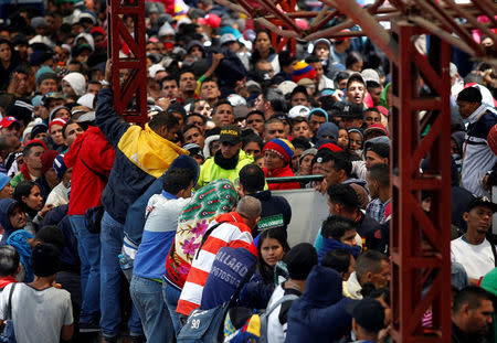 Venezuelan migrants wait to register their exit from Colombia before entering into Ecuador, at the Rumichaca International Bridge, Colombia August 9, 2018. Picture taken August 9, 2018. REUTERS/Daniel Tapia