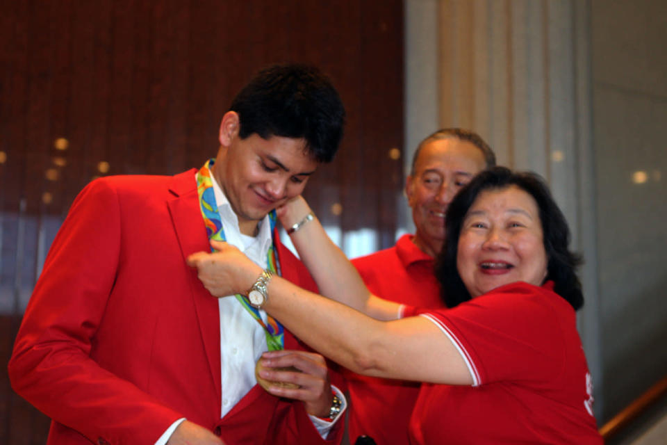 May Schooling placing the Rio Olympics gold medal around her son’s neck. (Yahoo Newsroom)