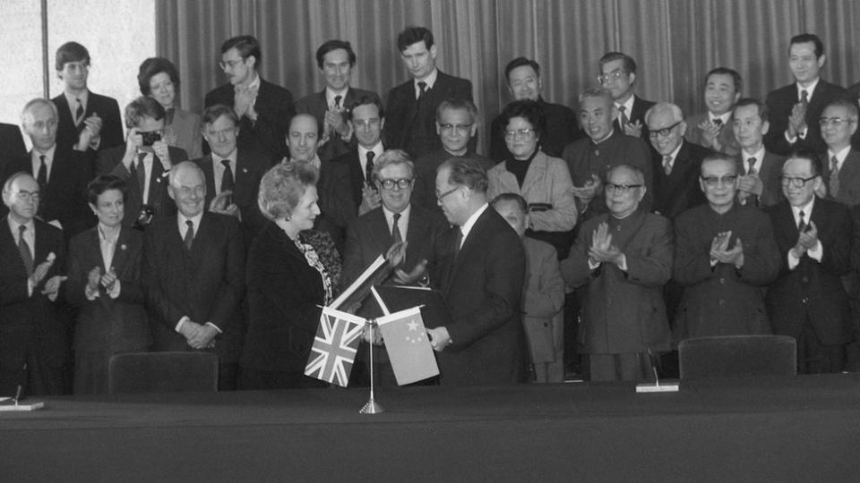 北京人民大會堂內英國首相撒切爾夫人（前左）與中國國務院總理趙紫陽（前右）交換簽署好的《中英聯合聲明》文本（19/12/1984）