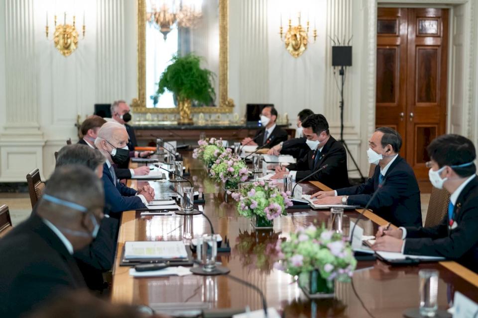 美國總統拜登(Joe Biden)和日本首相菅義偉(Yoshihide Suga)16日發表聯合聲明，誓言共同堅定反對獨斷的中國，並強調台灣海峽和平穩定的重要性、鼓勵和平解決兩岸問題。(圖：美國白宮臉書)