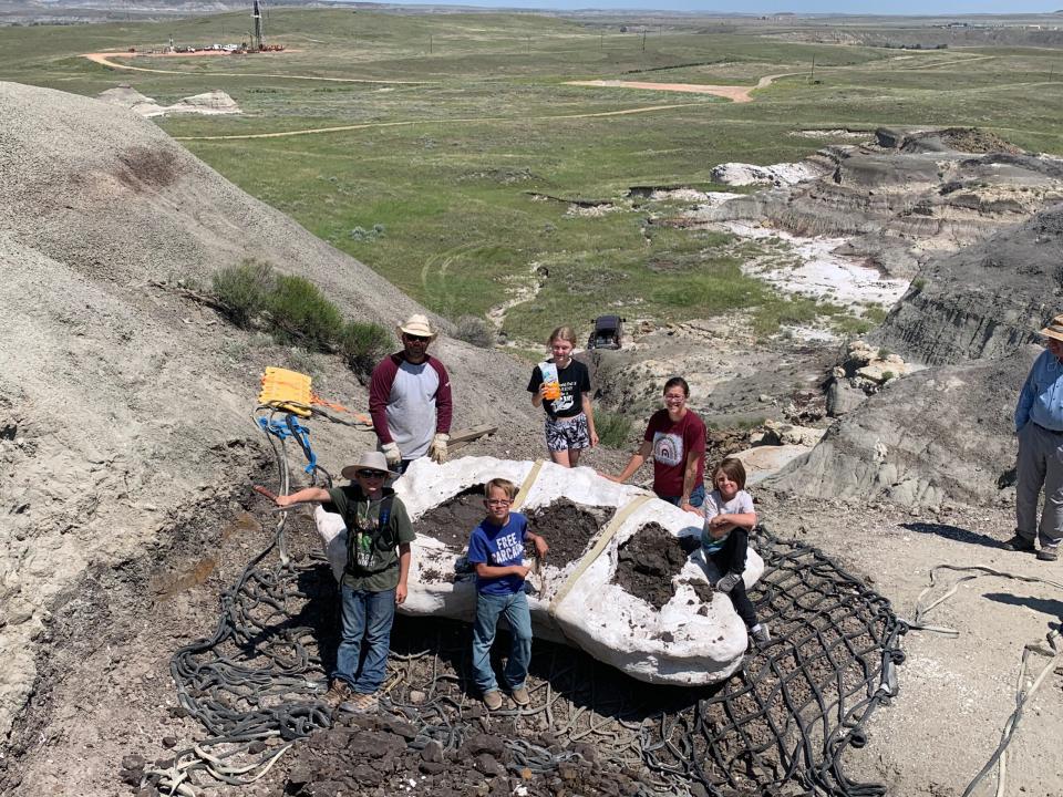 Die Familie, die die Fossilien am Fundort von Teen Rex in North Dakota gefunden hat, posiert mit dem Felsen, der das Fossil enthält. - Copyright: Dr. Tyler R. Lyson/Denver Museum of Nature & Science