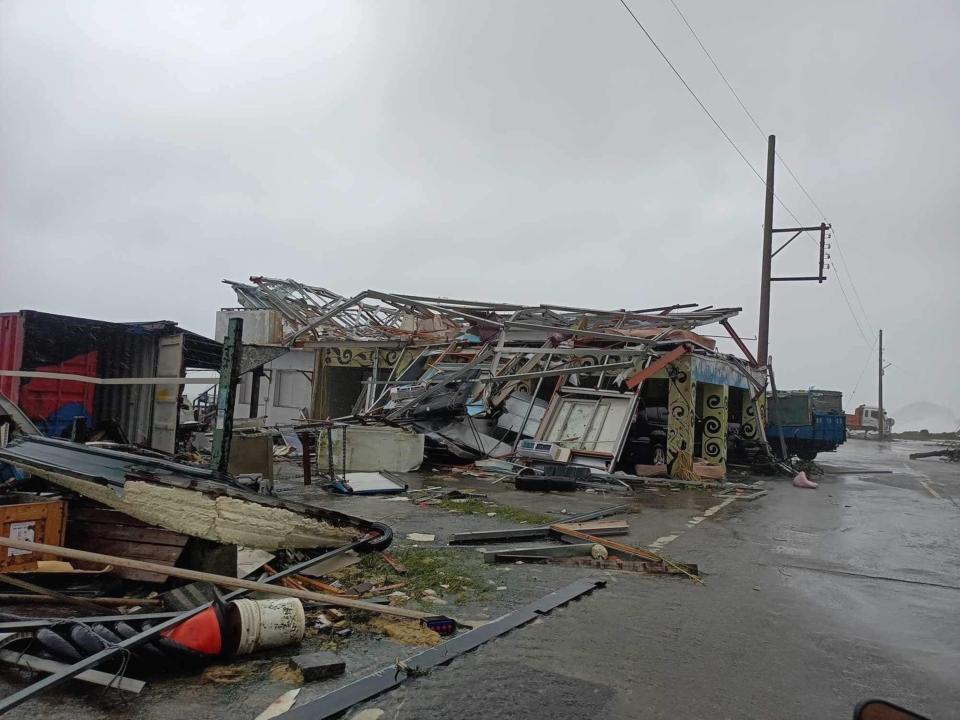 颱風小犬暴風圈4日晚間籠罩蘭嶼，蘭嶼氣象站測得陣風為每秒95.2公尺，超過17級陣風。蘭嶼朗島許多建築物被吹毀。（中央社／朱古力提供）