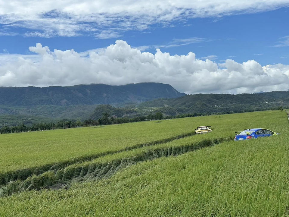 <strong>廖老大旗下車隊疑過彎時疑速度過快，車輛當場衝出彎道飛進農田中。（圖／民眾提供）</strong>