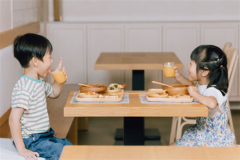 童趣餐提供每日現磨果汁。（圖／品牌業者提供）