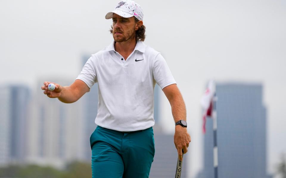 Tommy Fleetwood saluda después de su putt en el hoyo 12 durante la ronda final del torneo de golf US Open en Los Ángeles Country Club - AP Photo/Matt York