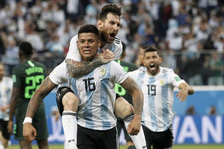 Otros tiempos: el festejo de Marcos Rojo junto a Messi, en Rusia, frente a Nigeria; ¿volverán a jugar juntos?