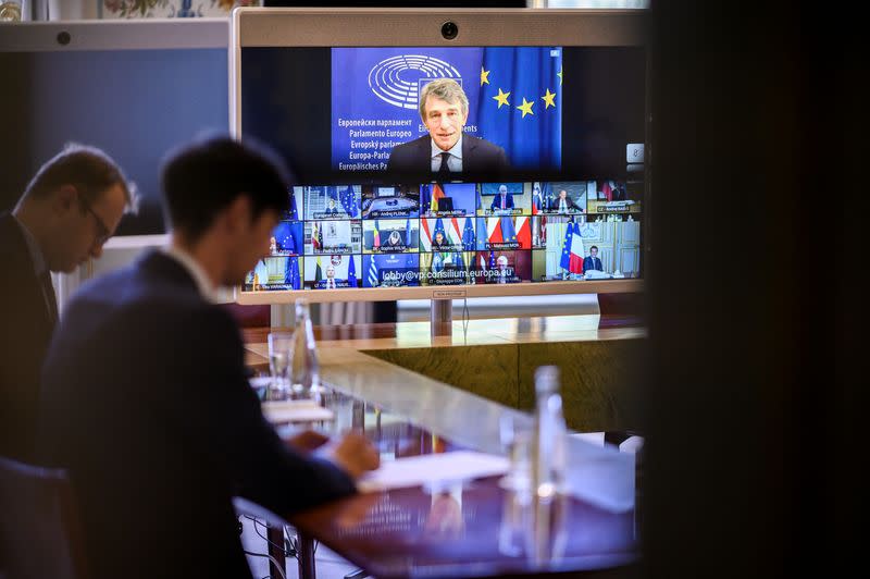 Líderes europeos sen una pantalla mientras asisten a una reunión virtual para discutir el presupuesto y el fondo de recuperación del bloque, en París, Francia.