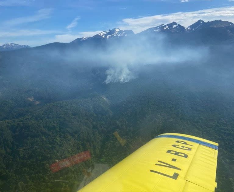 Para combatir el incendio forestal en el Parque Nacional Los Alerces se conformó un comando unificado con la provincia de Chubut