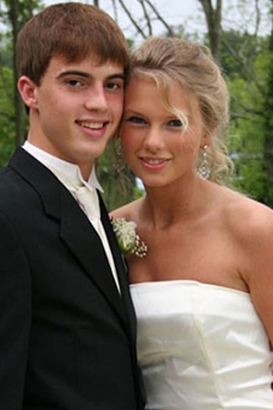 <p>T-Swift looked pretty in her ivory prom dress. Hmmm, wonder if there's any songs written about that boy??</p>