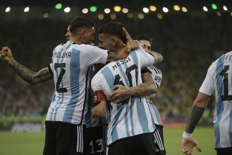 Messi abraza a Otamendi, autor del gol del triunfo de la Argentina