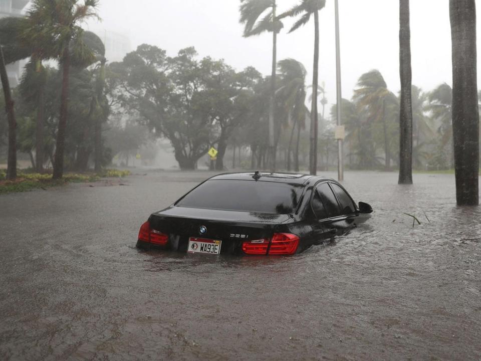 Ciudades costeras como Miami ya han sufrido graves inundaciones gracias a los últimos huracanes, y los investigadores advierten que las inundaciones podrían poner en peligro la infraestructura de Internet de la región (Joe Raedle/Getty Images)