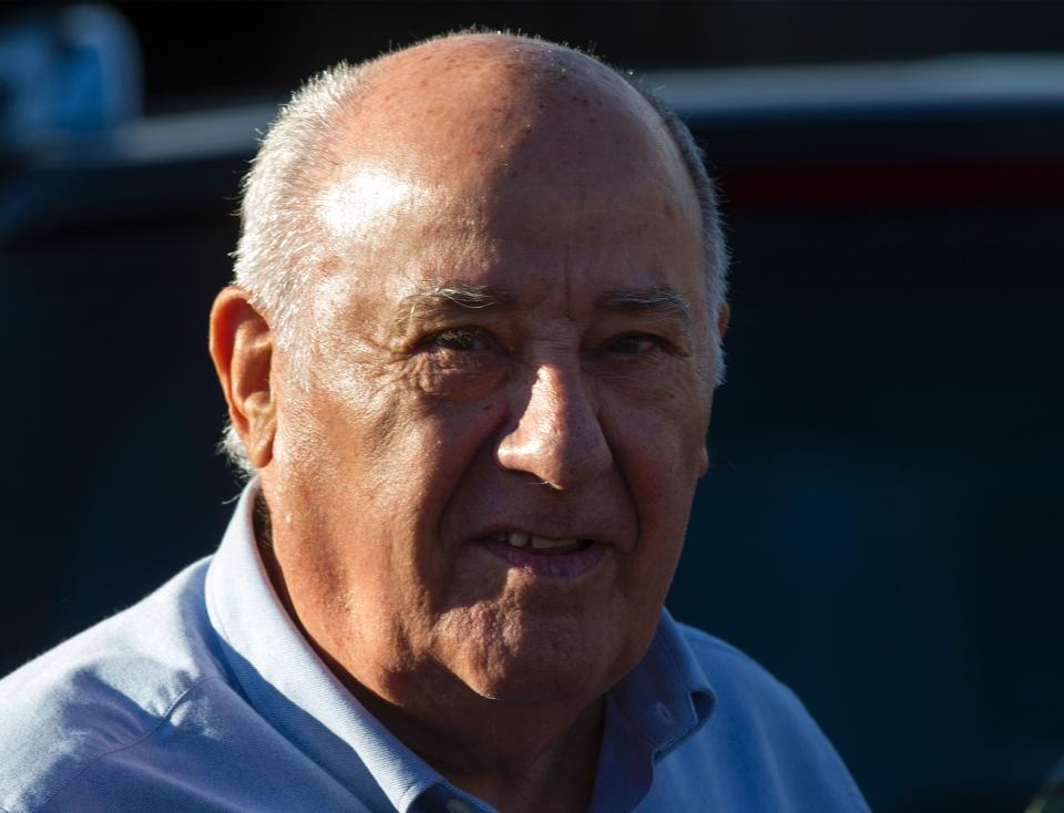 <p>Und erneut ist der Vorsprung zum vorherigen Platz mehr als knapp. Modemogul Amancio Ortega landet im diesjährigen “Forbes”-Ranking auf dem sechsten Platz. Der Mitbegründer von Inditex, wozu unter anderem Zara gehört, gehört schon lange zu den reichsten Menschen der Welt. In diesem Jahr landet er auf dem sechsten Platz – und muss sich einem Kollegen aus der Modewelt geschlagen geben. </p>