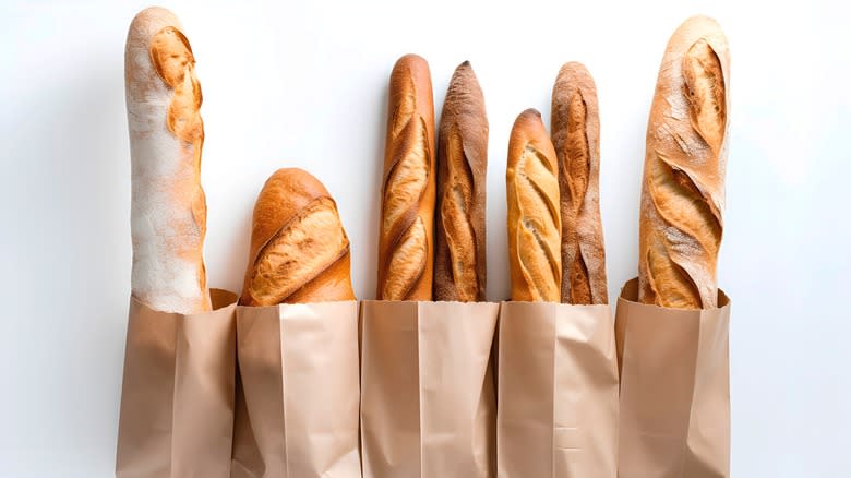 Baguette francesi fresche in sacchetti