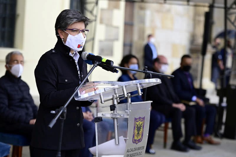 La alcaldesa de Bogotá, Claudia López, habla en una ceremonia de reconciliación y perdón con las familias de las personas que murieron en las protestas contra la brutalidad policial, acto que se cumplió en la Plaza de Bolívar de Bogotá