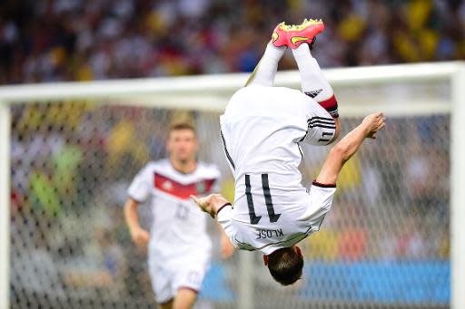 El delantero alemán Miroslav Klose celebra el gol del empate 2-2 de Alemania frente a Ghana, en partido del Grupo G del Mundial-2014 el 21 de junio en el estadio Castelao de Fortaleza