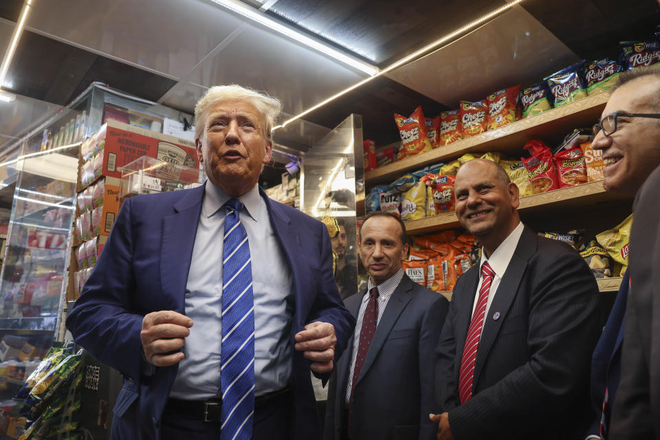 ARCHIVO - El expresidente y candidato republicano a la presidencia, Donald Trump, izquierda, visita una tienda de conveniencia en Nueva York, el 16 de abril de 2024. (AP Foto/Yuki Iwamura, archivo)