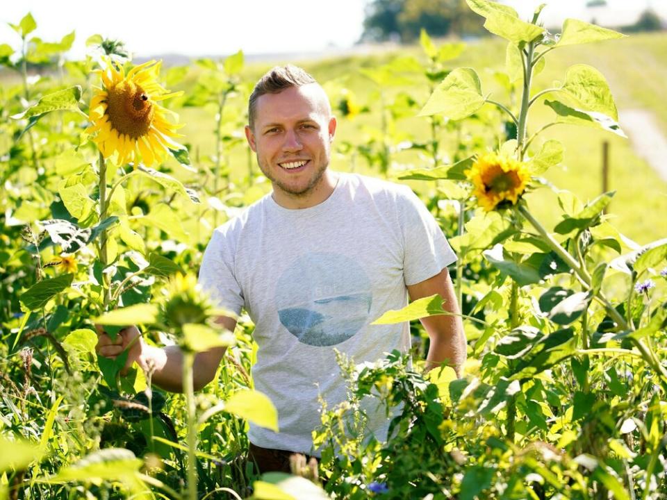 Rinderzüchter Patrick hat Sonnenblumen an seine Auserwählten verteilt. (Bild: TVNOW / Stefan Gregorowius)