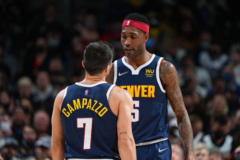 Facundo Campazzo con Will Barton III, el base titular de Denver Nuggets; el argentino pasaba por un bache y recuperó la forma en la victoria sobre Detroit Pistons en la NBA.