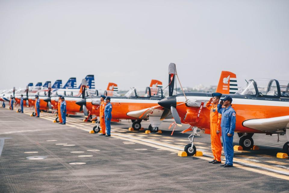 飛行員都必需經過嚴格的空勤體檢合格後，才能登上飛機進行飛行訓練。資料照片