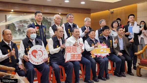 竹林山觀音寺捐新北消防器材及太魯閣號善款總金額超過一千六百萬，侯友宜（前左四）感謝竹林山觀音寺的大愛。（記者蘇春瑛攝）