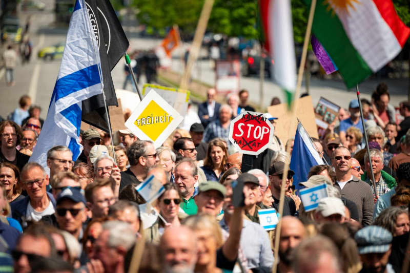 Demonstrators with signs reading "Freedom" and "Stop Caliphate" protest on Steindamm against Islamism and anti-Semitism and for liberal values and the Basic Law The demonstration in St. Georg is planned as a counter-rally to a gathering organized by Islamists who caused outrage nationwide last Saturday at the same location with calls for a caliphate. Jonas Walzberg/dpa