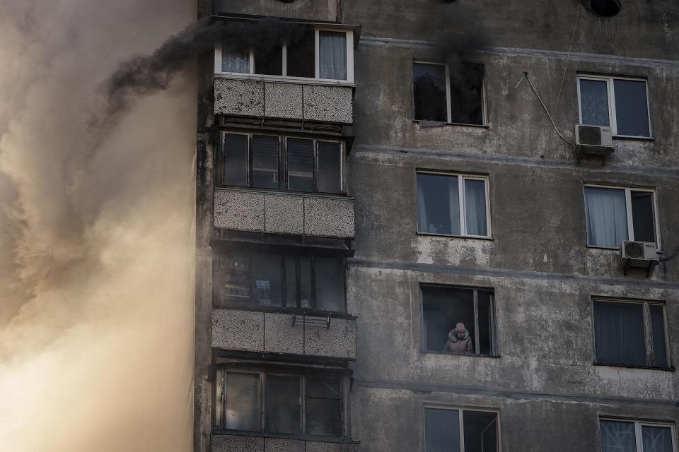 Ein &#xe4;lterer Bewohner wartet darauf, von ukrainischen Feuerwehrleuten gerettet zu werden, Kiew, 15. M&#xe4;rz 2022