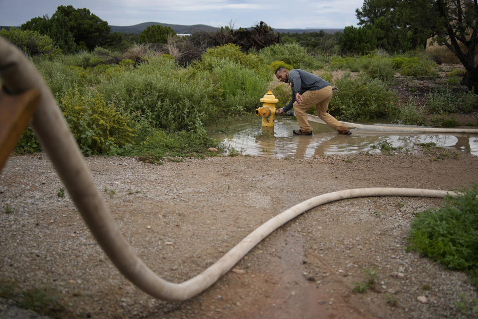 Garnett Querta llena los tanques de su camión con agua de un hidrante en la reserva de los hualapai en Peach Springs (Arizona) el 15 de agosto del 2022. El agua es sacada del subsuelo. (AP Photo/John Locher)