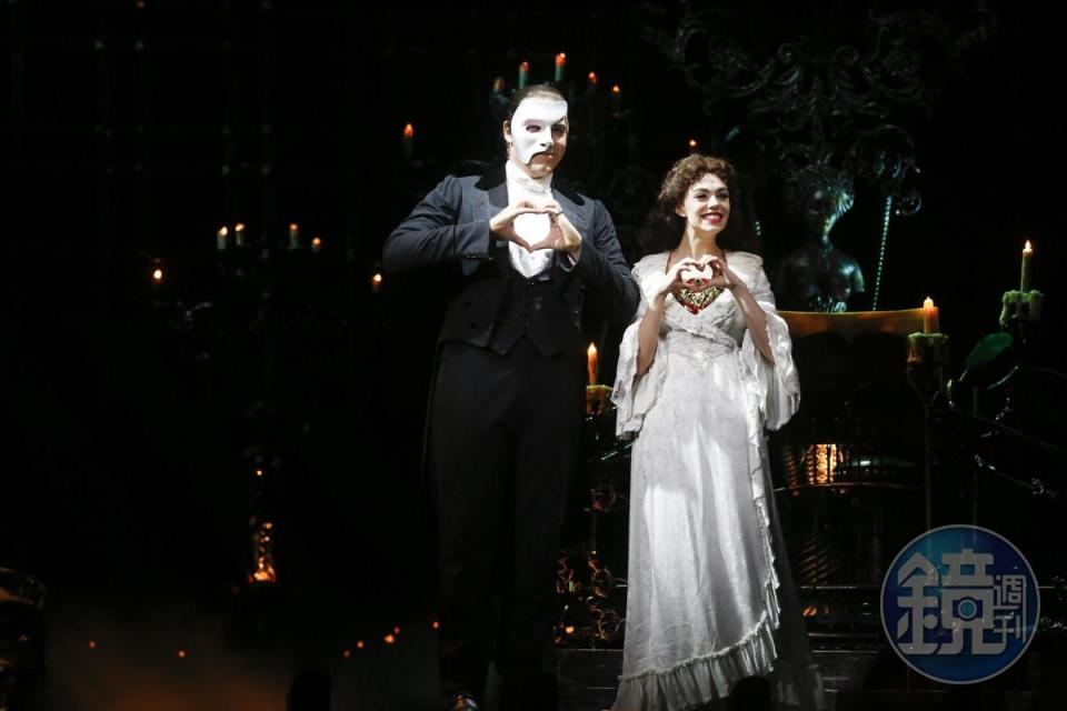 《歌劇魅影》男女主角手比愛心向台灣觀眾問候。
