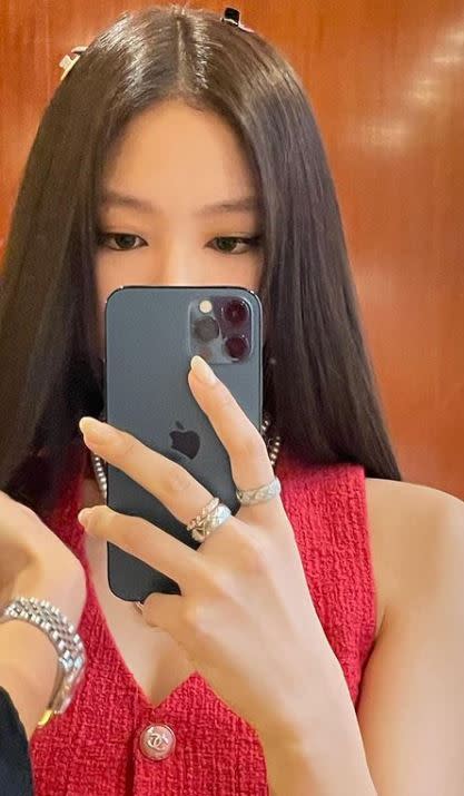 Jisoo、Jennie曬出iPhone手機自拍。（圖／翻攝自IG）