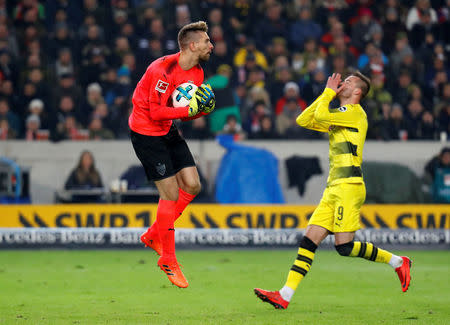 Soccer Football - Bundesliga - VfB Stuttgart vs Borussia Dortmund - Mercedes-Benz Arena, Stuttgart, Germany - November 17, 2017 Stuttgart's Ron-Robert Zieler in action with Borussia Dortmund’s Andriy Yarmolenko REUTERS/Kai Pfaffenbach