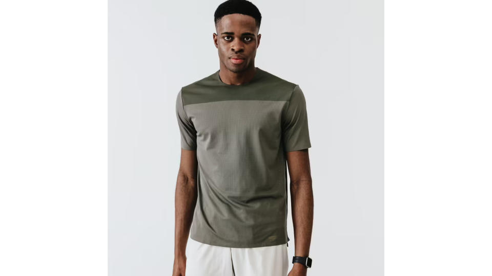 Men Running T-Shirt Kalenji Dry+ Breath - Khaki. (Photo: Decathlon SG)