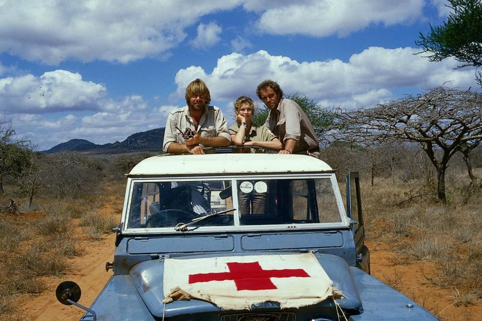 Arzneimittelforscher Prof. Alexander Vollmers (Christian Kohlund, rechts) war ein enger Freund der Familie Brinkmann: Er buhlte (vergeblich) um Christa, ging zusammen mit Udo (Sascha Hehn) nach Afrika und heiratete schließlich Carola, das Kindermädchen von Benjamin Brinkmann. (Bild: ZDF / Thomas Waldhelm)