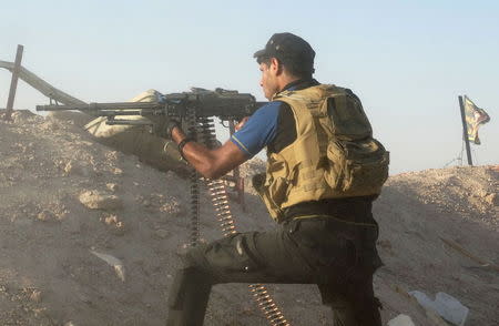An Iraqi security forces personnel holds his weapon while taking position during clashes with Islamic State militants on the outskirts of Ramadi June 15, 2015. Picture taken June 15, 2015. REUTERS/Stringer
