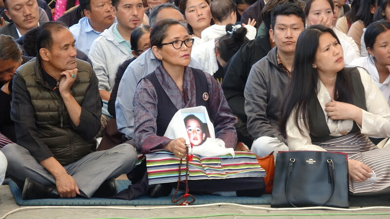 流亡藏人要求中共釋放班禪喇嘛 流亡印度的藏人25日在山城達蘭薩拉為第十一世班禪 喇嘛舉行35週歲生日紀念活動，並要求中共立即放 人。圖為一名藏族婦女手持班禪喇嘛幼時的照片。 中央社記者林行健達蘭薩拉攝  113年4月25日 