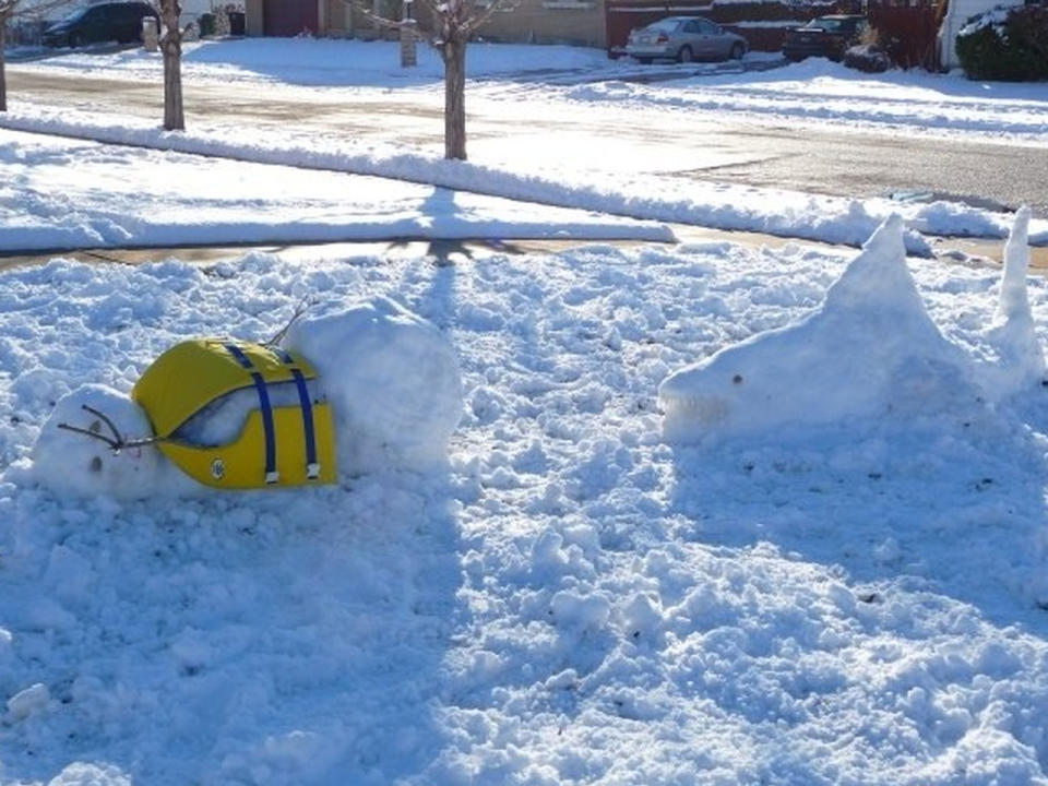 Hai-Alarm im Schnee! Dieser Schneemann mit knallgelber Rettungsweste versucht, sich vor dem hungrigen Raubfisch im Eismeer zu retten. (Bild-Copyright: Imgur)