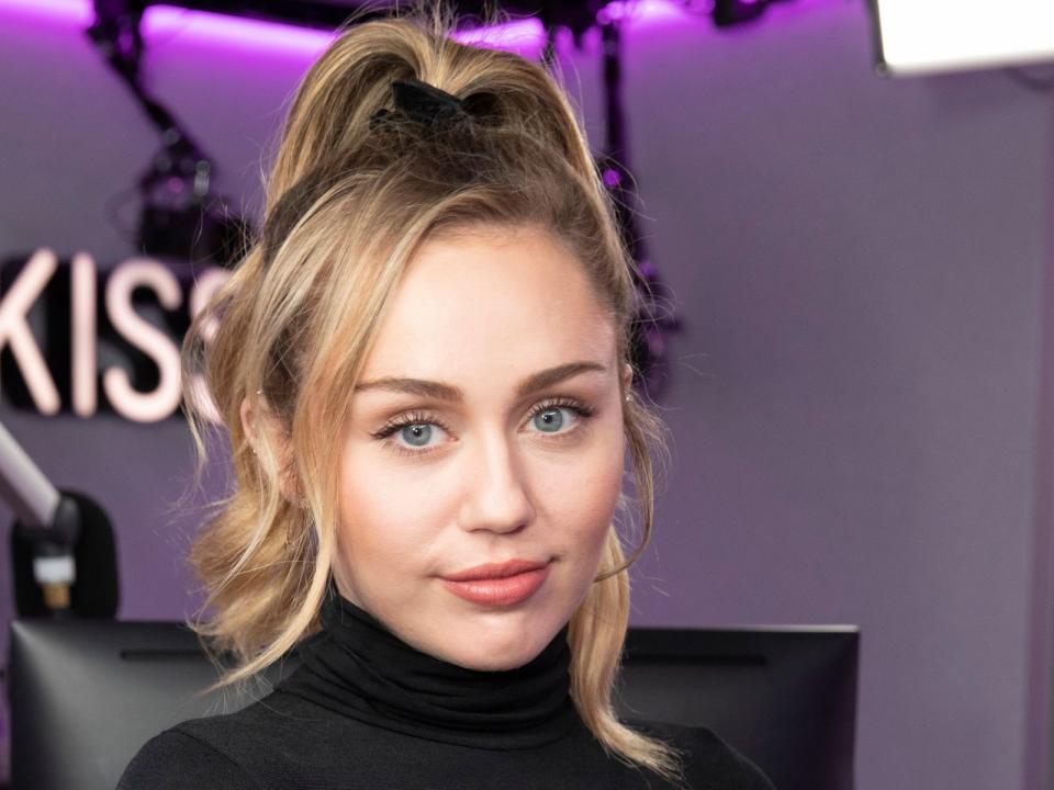 Als Miley Cyrus im Sommer 2018 ihre Social-Media-Kanäle leerräumte, lag deshalb auch die Vermutung nahe, dass ein Überraschungsalbum anstehen könnte. Tatsächlich wollte sich die Sängerin einfach nur eine Pause gönnen, steckte ein Insider "Entertainment Online".