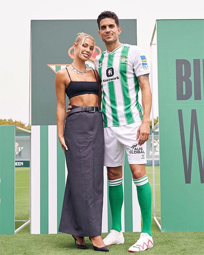 Mar Cartra y Jessica Goicoechea posan juntos durante la presentación de él como nuevo jugador del Real Betis